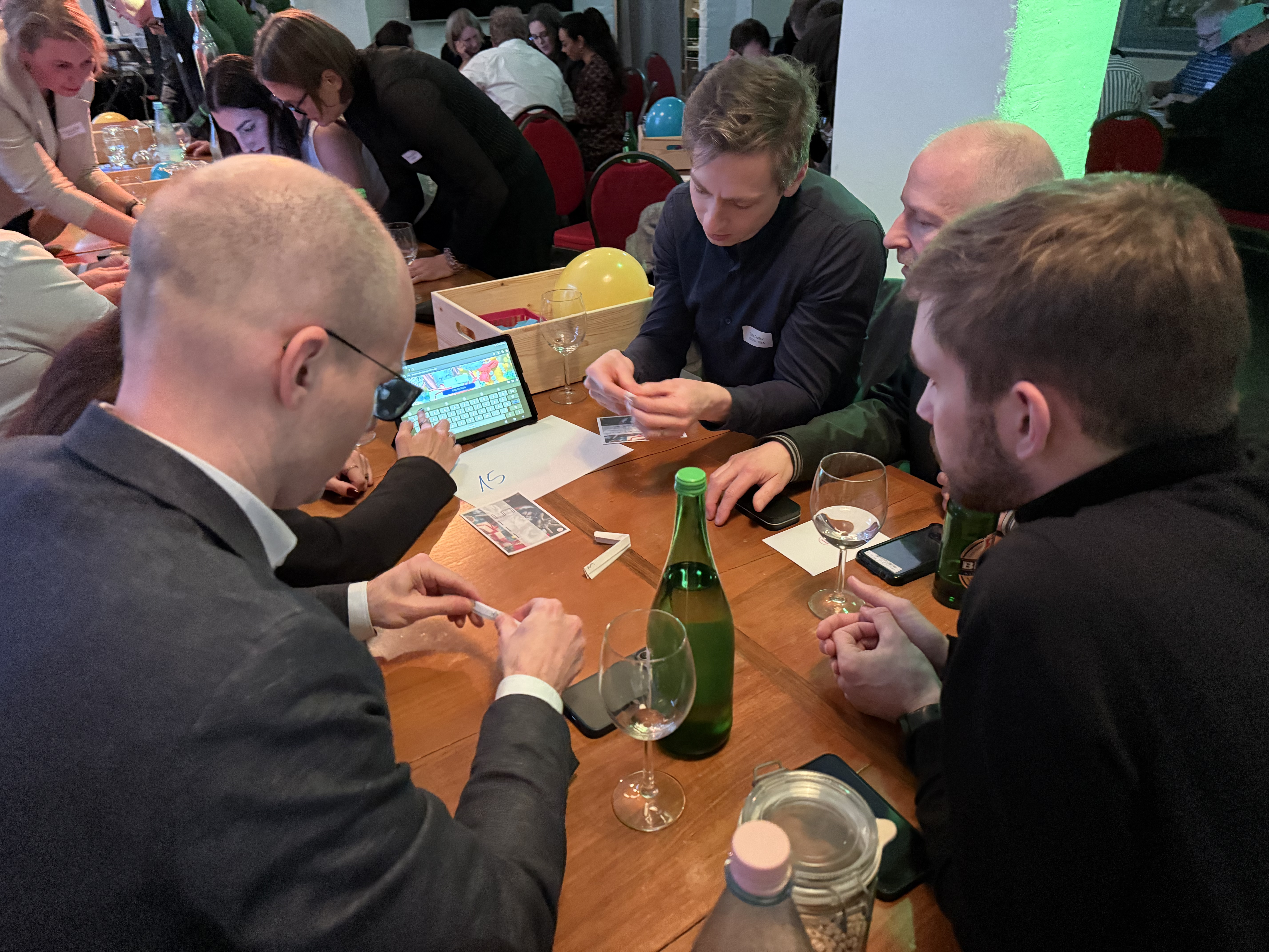 Weihnachts-Quizshow: Tablet während des Teamevents